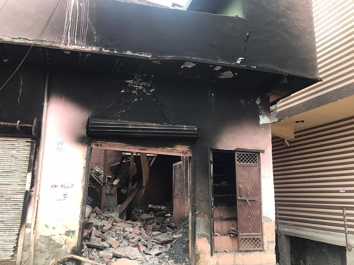 दिल्ली दंगा: हिंसक भीड़ ने बोला धावा तो जान बचाकर भागे लोग, सिर्फ राख और तबाही के निशान बचे हैं शिव विहार में