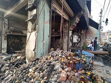 दिल्ली दंगों ने तोड़ दी कारोबारियों की कमर: कम से कम 25,000 करोड़ का नुकसान, ज्यादातर दुकानों का नहीं था बीमा