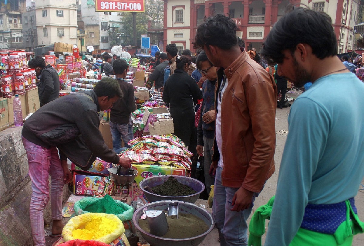 कोरोना और दिल्ली हिंसा के कारण इस बार बेरंग हो सकती है होली, दुकानदार परेशान