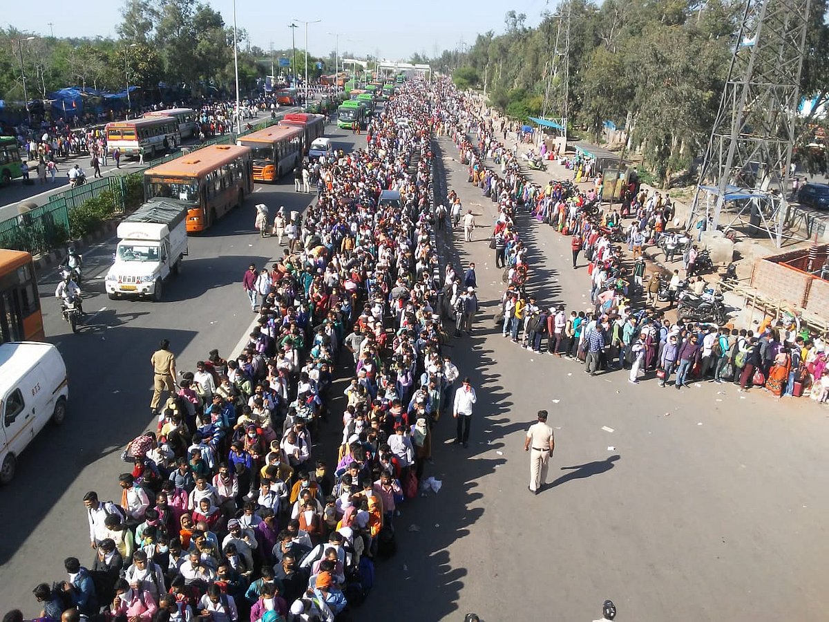 खरी-खरी: लॉकडाउन के चौथे ही दिन कोरोना पर भारी पड़ने लगी  भूख, इसीलिए सड़क पर निकल पड़ा है मजदूर