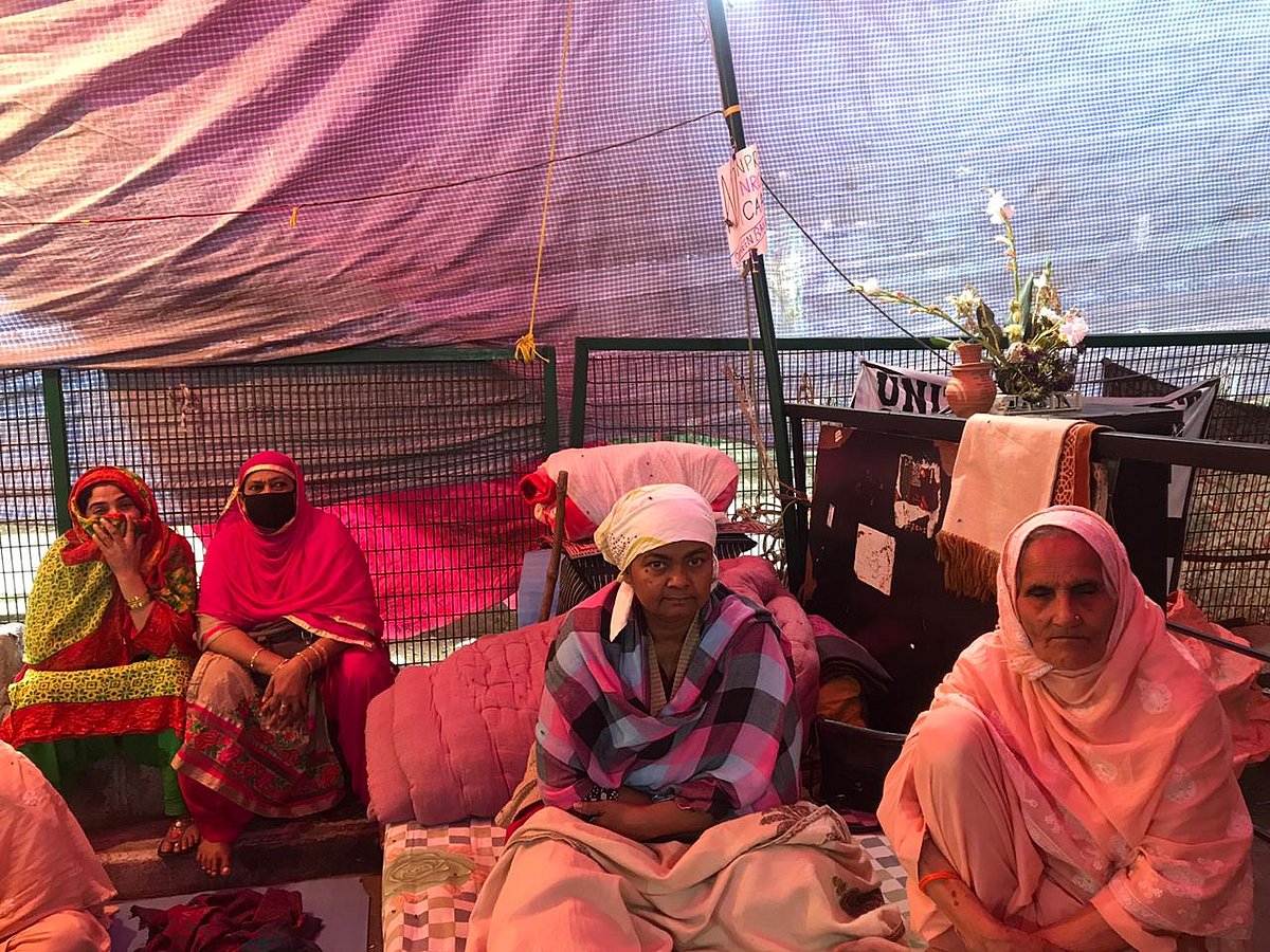 धरने पर बैठी नूरुन्निसी और मेहरुन्निसा