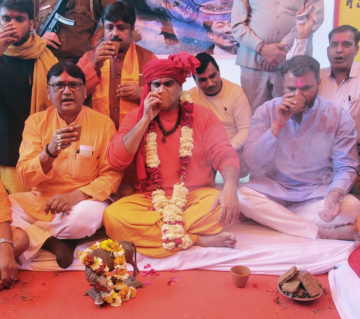 कैलाश विजयवर्गीय बोले- देश में 33 करोड़ देवी-देवता, नहीं होगा कोरोना का असर, हिंदू महासभा ने की ‘गौमूत्र पार्टी’  
