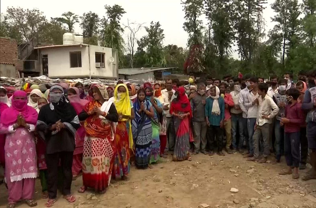 लॉकडाउन के बीच रोते-बिलखते दिहाड़ी मजदूरों का छलका दर्द, कहा- करें मदद वरना कोरोना से पहले भूख से मर जाएंगे