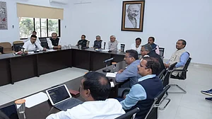 बिहार की स्वास्थ्य व्यवस्था तो खुद आईसीयू में है, मुंह बाए खड़े कोरोना का कैसे मुकाबला करेंगे सुशासन बाबू!