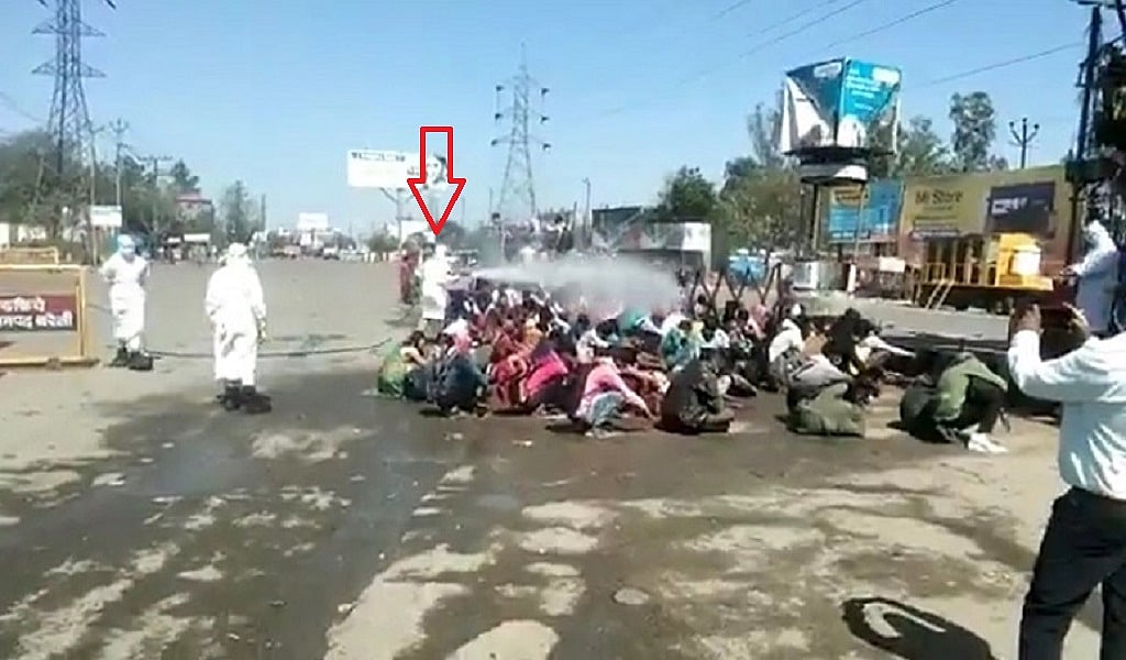 यूपी: शहर से पैदल गांव पहुंचे मजदूरों पर निगम ने छिड़का केमिकल मिला पानी, DM ने मानी गलती, बोले- होगी कार्रवाई