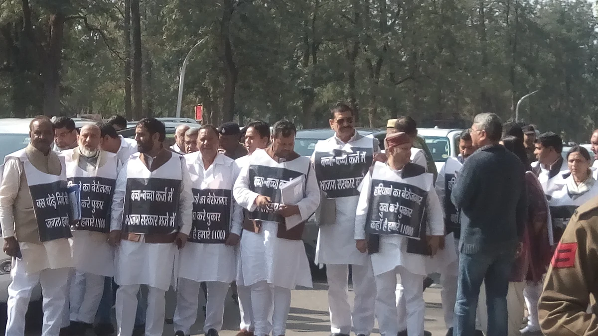 चंडीगढ़ में हरियाणा विधानसभा के पास सरकार के खिलाफ प्रदर्शन करते कांग्रेस विधायक &nbsp; &nbsp;   