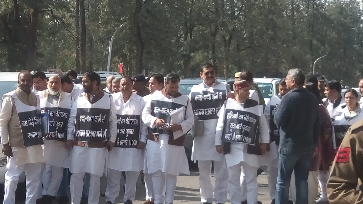 चंडीगढ़ में हरियाणा विधानसभा के पास सरकार के खिलाफ प्रदर्शन करते कांग्रेस विधायक 