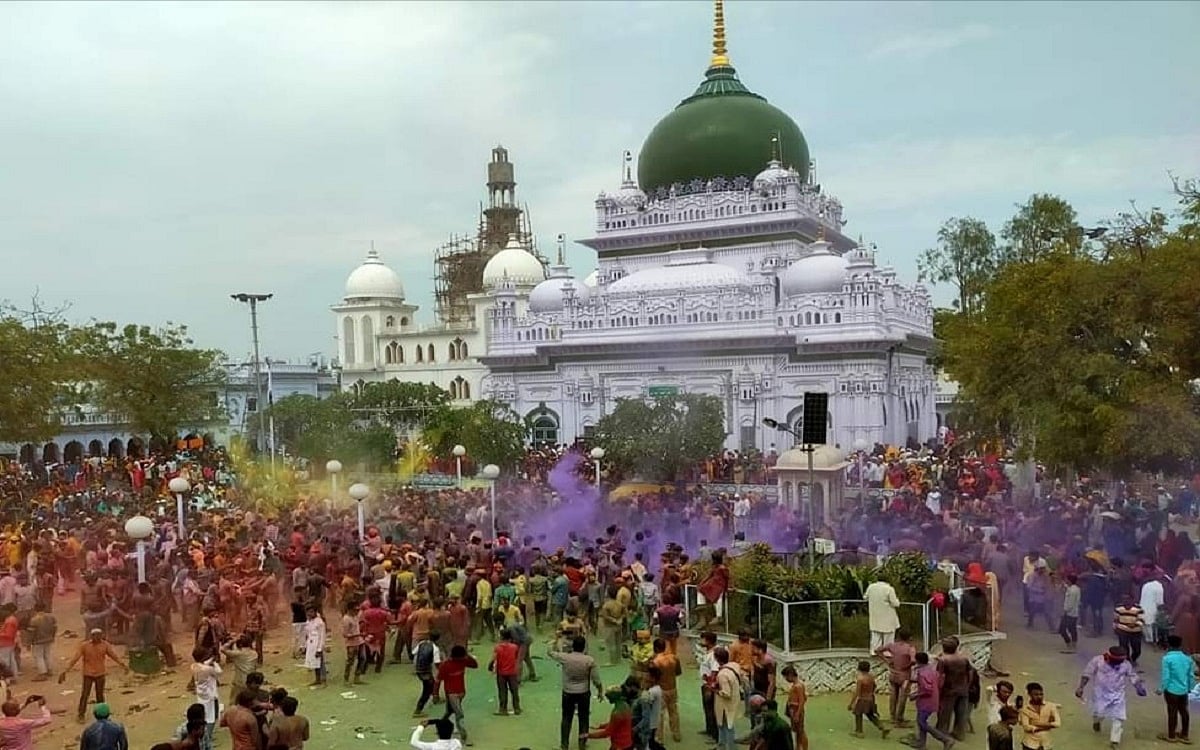 होरी खेलूं कह बिस्मिलाहः देवा शरीफ़ की दरगाह, जहां हर मज़हब के लोगों ने मिलकर मनाई होली