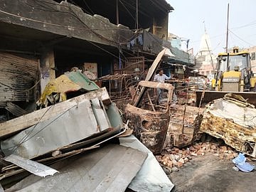 दिल्ली दंगों ने तोड़ दी कारोबारियों की कमर: कम से कम 25,000 करोड़ का नुकसान, ज्यादातर दुकानों का नहीं था बीमा