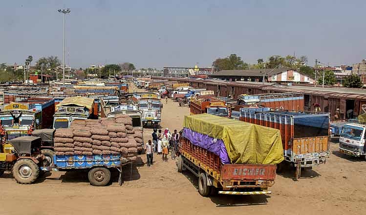 लॉकडाउन में कैसे होगी सप्लाई, मजदूरों के पलायन से ट्रांसपोर्ट उद्योग पर संकट, माल चढ़ाने वाला भी नहीं मिल रहा