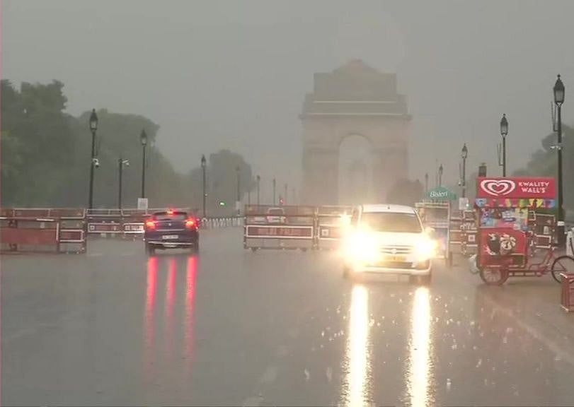 दिल्ली-एनसीआर में जोरदार बारिश के साथ पड़े ओले, सड़कों पर भरा पानी, इन इलाकों में ट्रैफिक जाम