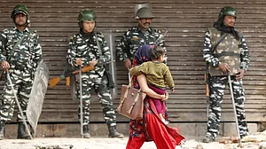 दिल्ली के हिंसा प्रभावित क्षेत्रों में अर्धसैनिक बलों की मौजूदगी में खुल रही दुकानें, शाम होने से पहले बंद