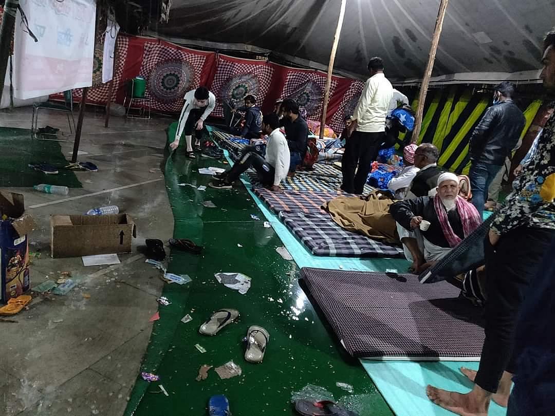 दिल्ली हिंसा: अब पीड़ितों पर बारिश ने ढाया सितम, मुस्तफाबाद शिविर में घुसा पानी, गीले फर्श पर बैठने को मजबूर
