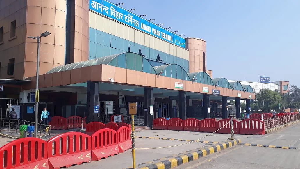 दिल्ली के आनंद विहार रेलवे स्टेशन की तस्वीर