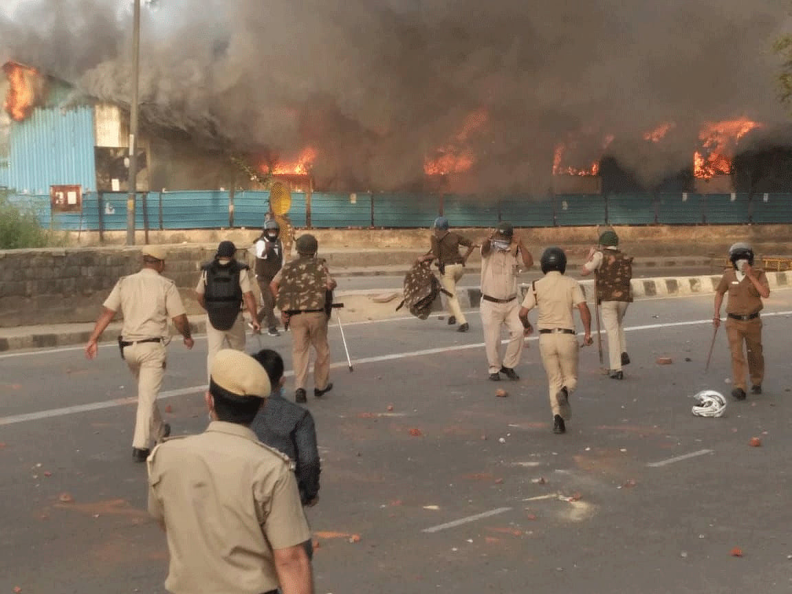 दिल्ली : एक ही शेल्टर होम में 250 से ज्यादा लोग, अव्यवस्था और साथी की मौत से  भड़के गुस्से में की आगजनी