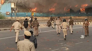 दिल्ली : एक ही शेल्टर होम में 250 से ज्यादा लोग, अव्यवस्था और साथी की मौत से भड़के गुस्से में की आगजनी