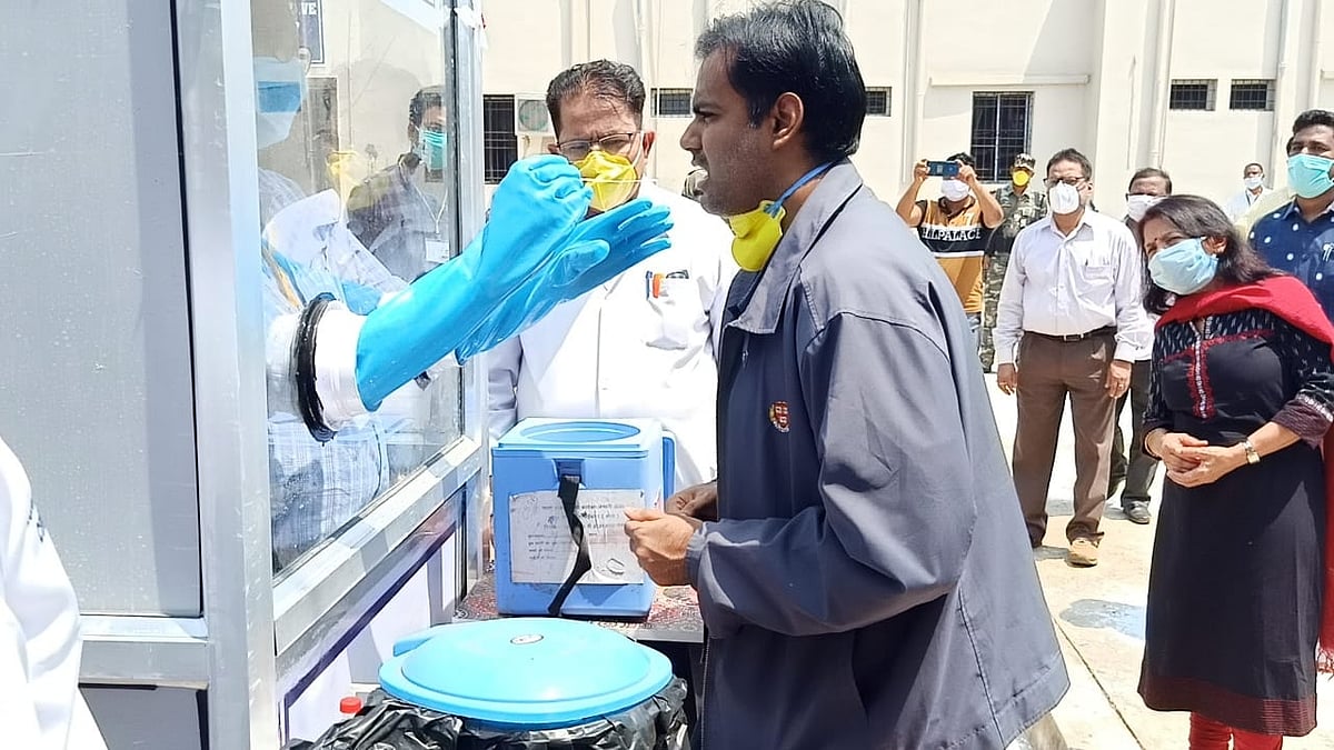 झारखंडः चाईबासा में लगा अनोखा कोरोना सैंपल कलेक्शन बूथ, डीडीसी ने बनाया सुरक्षित और सस्ता उपाय