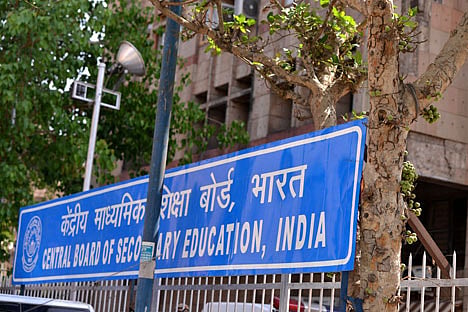 कोरोना संकट के बीच स्कूली बच्चों को बड़ी राहत, सीबीएसई स्कूलों में आठवीं तक के छात्र बिना परीक्षा पास होंगे