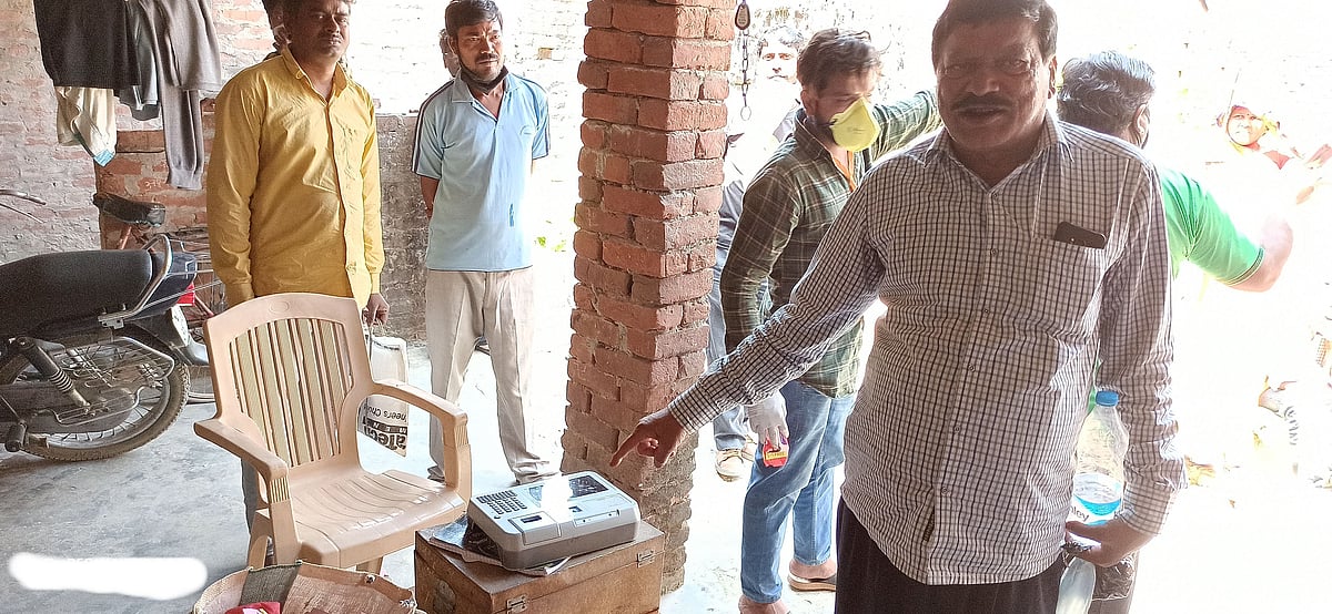 मेहनत से मिटी हाथों की लकीरों को पहचानने से इंकार कर रहीं मशीनें, कड़ी धूप में घंटों इंतजार कर भी नहीं मिल रहा राशन