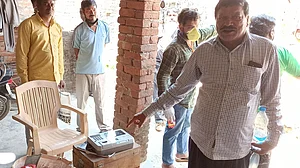 मेहनत से मिटी हाथों की लकीरों को पहचानने से इंकार कर रहीं मशीनें, कड़ी धूप में घंटों इंतजार कर भी नहीं मिल रहा राशन