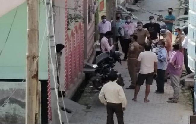 उत्तर प्रदेशः सील इलाके में कोरोना पीड़ित के घर चोरी, योगी राज में पुलिस का नया कारनामा