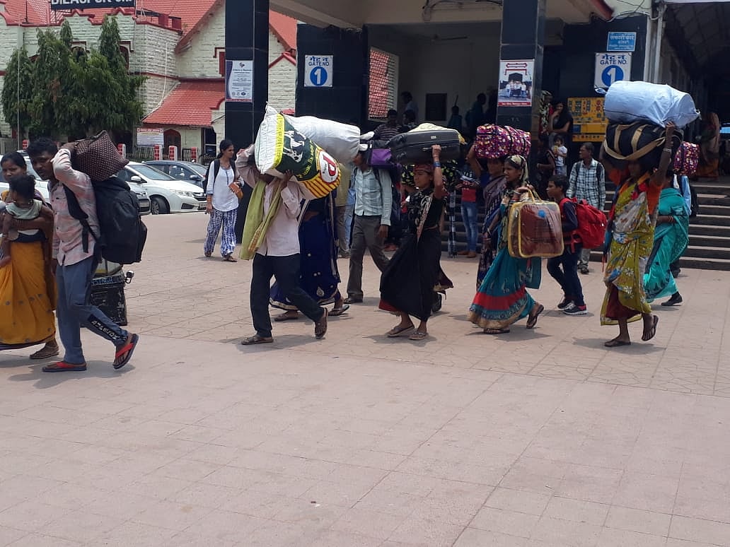 सर्वे: लॉकडाउन में 90% मजदूरों का छिना रोजगार, 94 फीसदी राहत योजना के नहीं हकदार, कई के पास तो बैंक खाते भी नहीं!