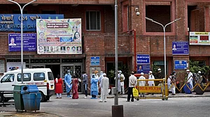 दिल्ली के LNJP अस्पताल में ड्यूटी को लेकर अस्पताल प्रशासन और नर्सें आमने-सामने, 12 घंटे की ड्यूटी पर विवाद