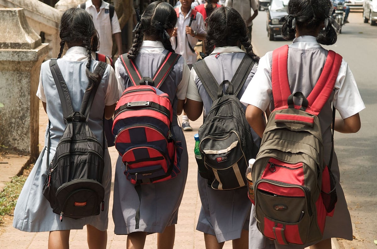 नोएडा डीएम का सख्त फैसला: कोरोना आपदा के दौरान अगर किसी स्कूल ने मांगी फीस तो स्कूल मालिक जेल जाएंगे