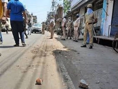कोरोना संक्रमित को लेने पहुंची पुलिस और स्वास्थ्य विभाग की टीम पर मेरठ में हमला, मजिस्ट्रेट और इंस्पेक्टर घायल