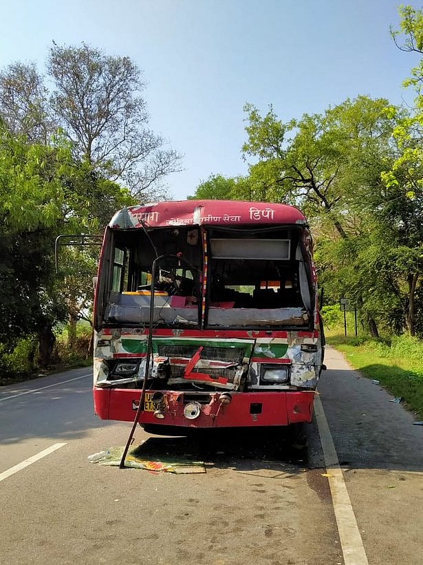 कोरोना लॉकडाउन: प्रयागराज से छात्रों को कुशीनगर ले जा रही रोडवेज बस की ट्रक से टक्कर, कई छात्र घायल