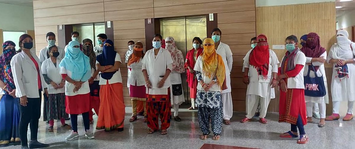 यूपी में कोरोना सुरक्षा किट मांगने पर 26 हेल्थ वर्कर बर्खास्त, इधर सम्मान में थाली-ताली बजवाते रह गए पीएम