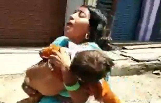  तीन साल के बच्चे की लाश ले सड़क पर बदहवास दौड़ती रही मां,  नहीं मिली एम्बुलेंस! वीडियो देख आंखे हो जाएंगी नम