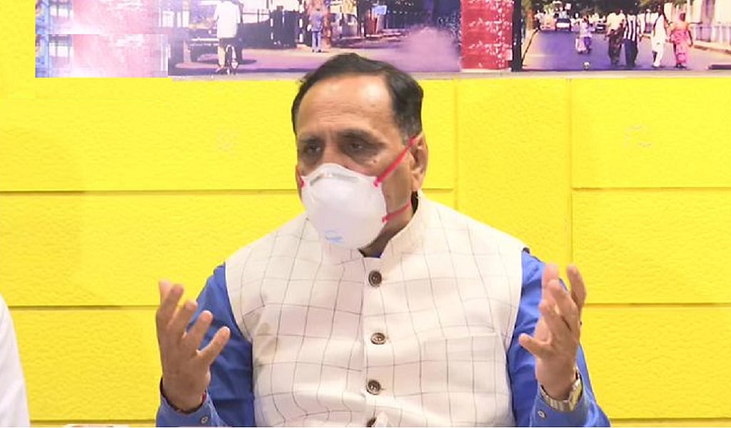 गुजरात के सीएम रूपाणी ने खुद को किया आइसोलेट, जिस विधायक के आए थे संपर्क में उसे पाया गया पॉजिटिव