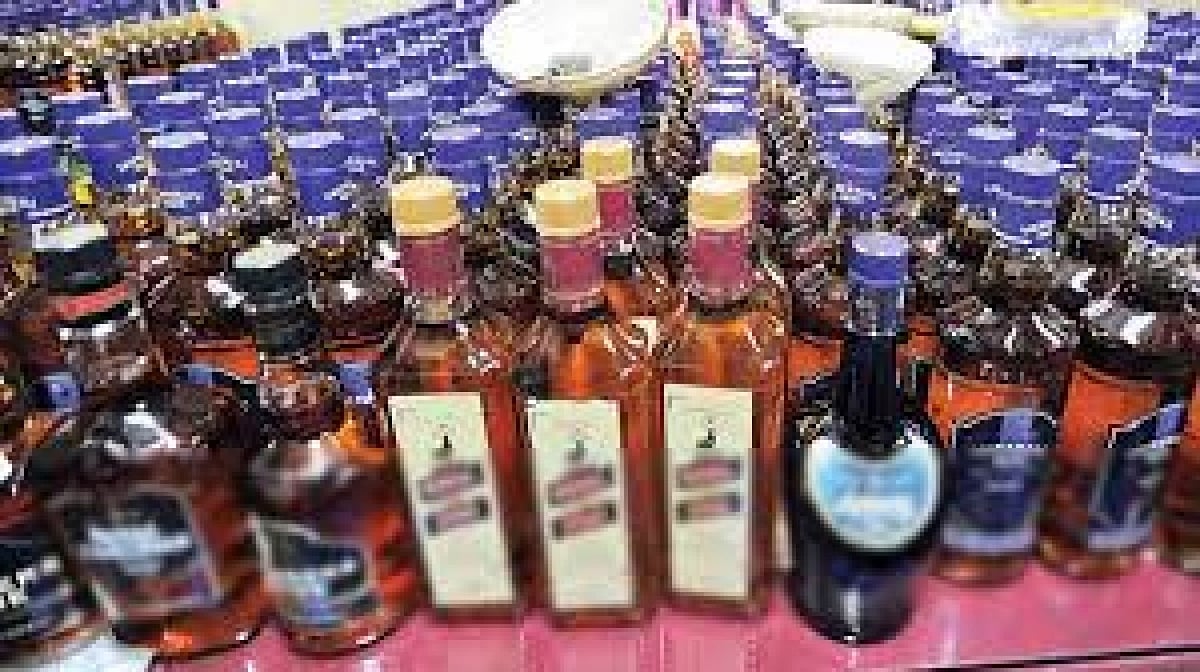 बिहार में शराब तस्करी के लिए बच्चों का इस्तेमाल, स्कूल बैग में शराब की बोतलें!