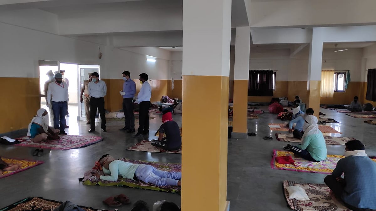 वाराणसी के रोहनिया में क्वारंटाइन सेंटर पर जमीन पर लेटे लोग