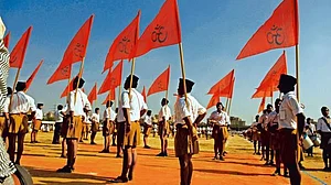 कोरोना संकट में भी दलितों को साधने में जुटा आरएसएस, अंबेडकर जयंती पर दिल्ली में घर-घर दीये जलाने की योजना