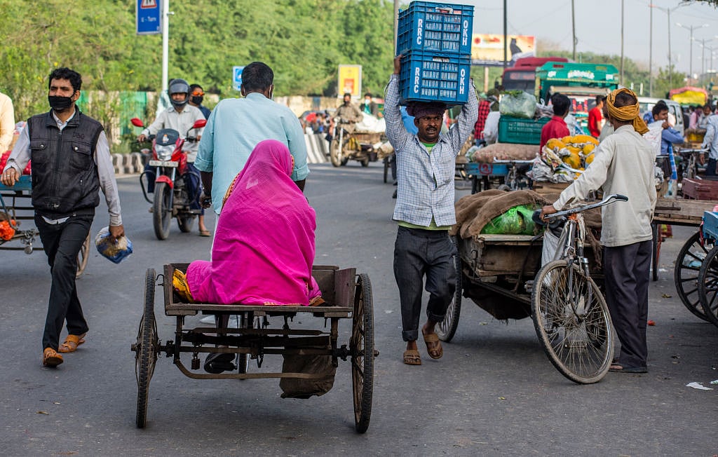 लॉकडाउन से दुनिया भर में 1.6 अरब मजदूर-कामगार हुए बेरोजगार, वायरस के साथ ही भूखमरी का भी खतरा : ILO रिपोर्ट