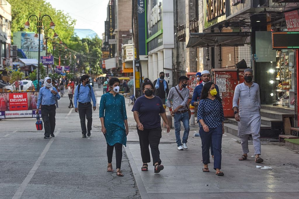 दिल्ली में मोबाइल फोन का सबसे बड़ा बाजार पड़ा है सूना, ग्राहक आ रहे हैं पर नहीं है रौनक