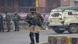 कश्मीर IG के बयान से मची हलचल! CRPF के खिलाफ टिप्पणी करके खड़ा किया विवाद