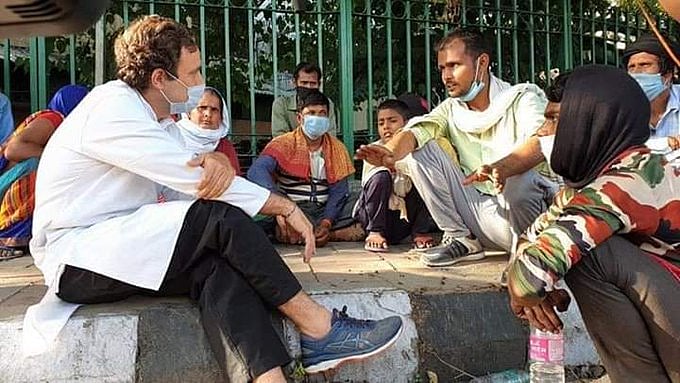 दिल्ली की सड़कों पर उतरे राहुल गांधी, बेहाल प्रवासी मजदूरों से जाना उनका हाल, गाड़ी से भिजवाया घर 