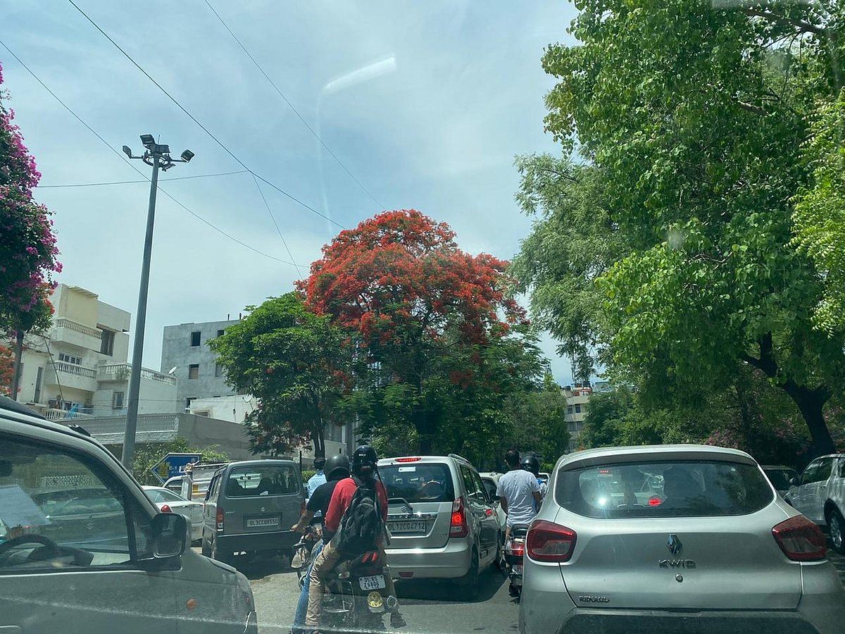 लॉकडाउन-4 के पहले ही दिन दिल्ली-गाजियाबाद सीमा पर  भीड़, सड़क पर गाड़ियों की लंबी कतारें