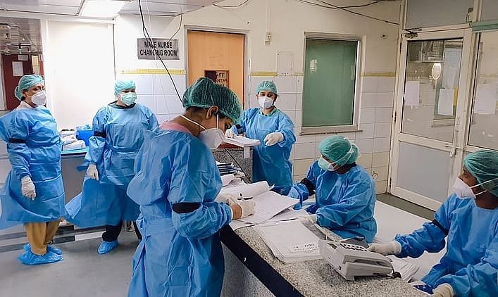 कोरोना वॉरियर्स ने मोदी सरकार के खिलाफ खोला मोर्चा, नए नोटिफिकेशन का डॉक्टरों-नर्सों ने किया विरोध