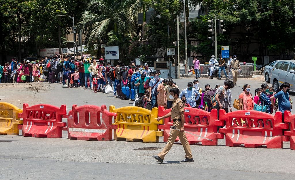 आकार पटेल का लेख: कोरोना संकट से पैदा मुसीबतों से उबरने का रोडमैप सामने तो लाए सरकार!