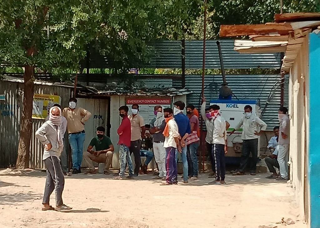 राहत देने के लिए केजरीवाल सरकार मजदूरों से अंग्रेजी में भरवा रही 14 पेज का फॉर्म, अपलोड करने के लिए वसूले जा रहे पैसे