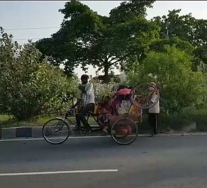 दिल्ली से ठेले पर ‘गृहस्थी’ लिए बिहार पहुंचा सुरेंद्र, अंदर तक हिला देने वाली है उसकी कहानी!