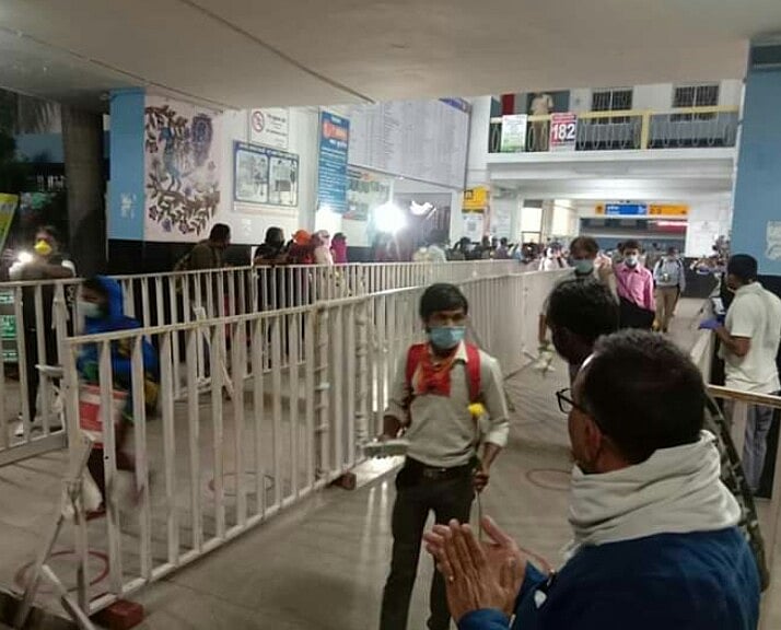 ‘अब दूसरे राज्यों में काम करने नहीं जाउंगा’, झारखंड लौटे लोगों का छलका दर्द, पढ़ें क्या कुछ सहना पड़ा उन्हें