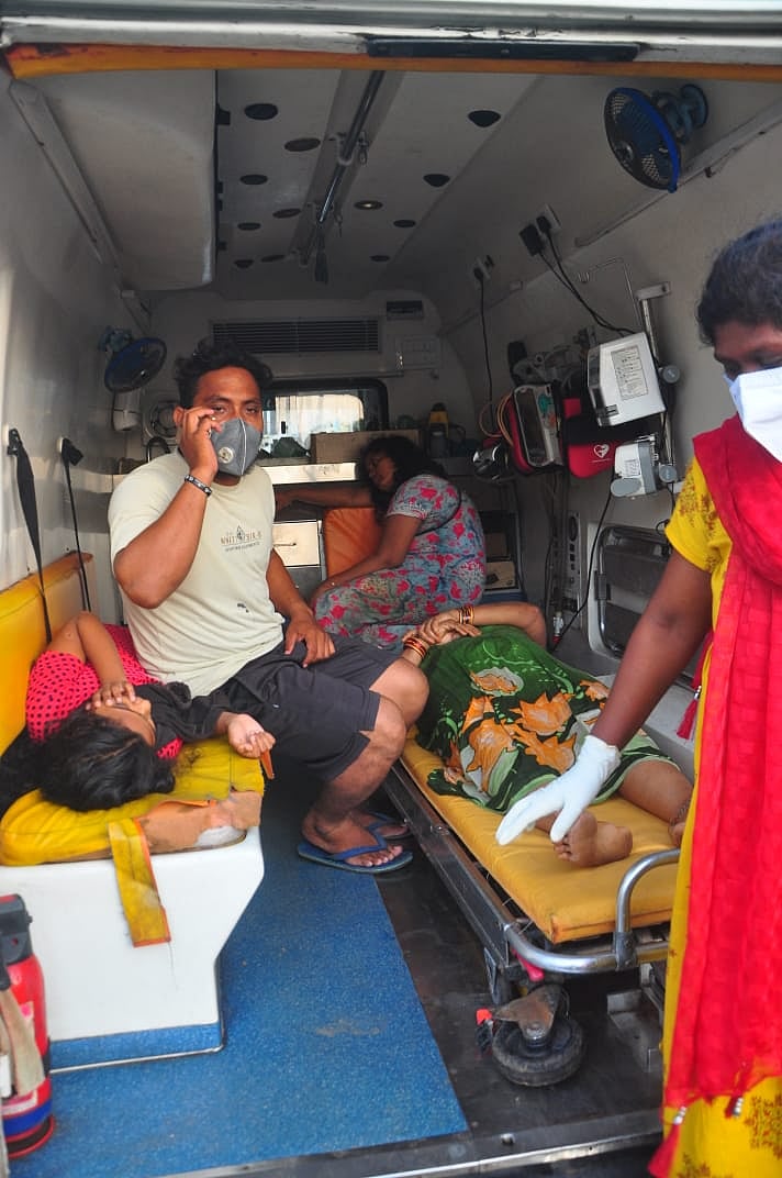 विशाखापट्टनम गैस लीक: सड़कों पर बदहवास होकर गिरे लोग, चारों तरफ अफरातफरी, विचलित करने वाली तस्वीरें आईं सामने