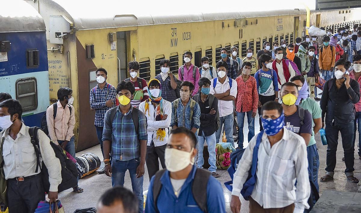 कर्नाटक में फंसे प्रवासी मजदूर नहीं जा पाएंगे घर, बिल्डर्स के साथ बैठक कर येदियुरप्पा ने रद्द की श्रमिक ट्रेनें 