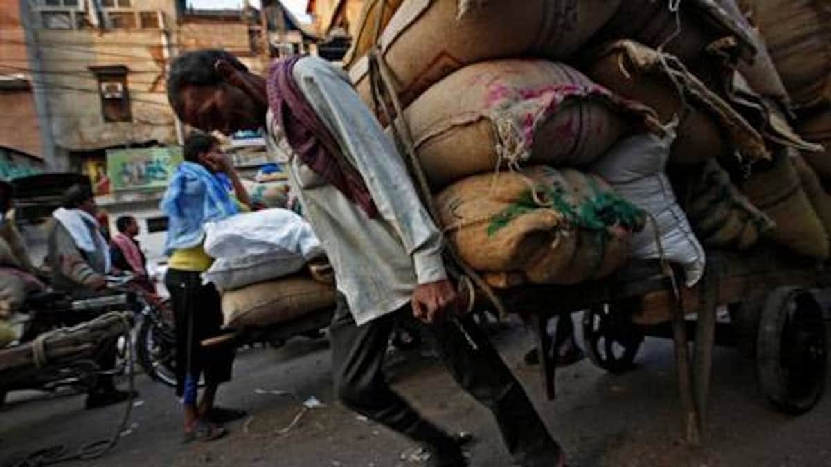 लॉकडाउन से दुनिया भर में 1.6 अरब मजदूर-कामगार हुए बेरोजगार, वायरस के साथ ही भूखमरी का भी खतरा : ILO रिपोर्ट