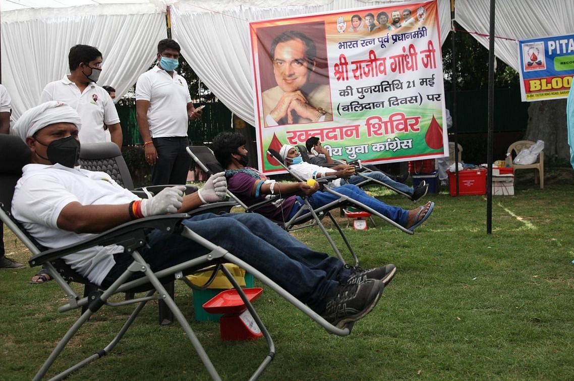 राजीव गांधी की पुण्यतिथि पर यूथ कांग्रेस ने गरीबों में बांटा ‘न्याय’, रक्तदान कर शहादत दिवस पर किया नमन